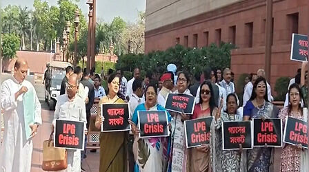 LPG संकट: संसद परिसर में TMC का प्रदर्शन, डिंपल, थरूर-चंद्रशेखर ने बोला सरकार पर हमला