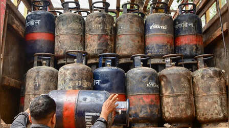 LPG संकट की चौतरफा मार, मुंबई की शूटिंग में चपाती की जगह 'पाव', पटना में कोयले का चूल्हा और छत्तीसगढ़ में भारी जब्ती