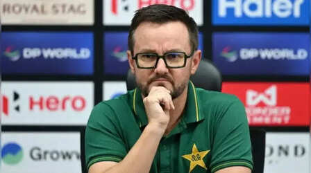 पाकिस्तान के चयनकर्ता ने पीसीबी से की हेड कोच माइक हेसन के पर कतरने की मांग, जानिए क्यों