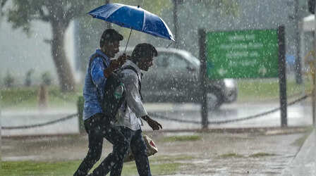 Delhi Rain Update: दिल्ली में झमाझम बारिश शुरू, 7 डिग्री तक लुढ़केगा पारा; IMD का येलो अलर्ट