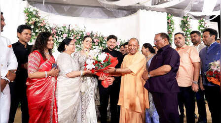 कुलदीप की रिसेप्शन में पहुंचे सीएम योगी, नवविवाहित जोड़े ने पैर छूकर लिए आशीर्वाद