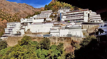 चैत्र नवरात्रि की भीड़ के बीच फिर शुरू हुई माता वैष्णो देवी यात्रा, ‘जय माता दी’ के जयकारों से गूंजा त्रिकुटा पर्वत