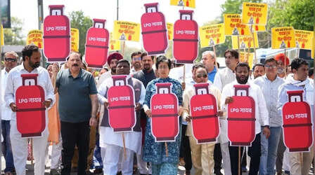 'AAP' विधायकों ने 'गैस किल्लत' को लेकर विधानसभा के बाहर प्रदर्शन कर निकाला पैदल मार्च