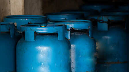 अब कमर्शियल सिलेंडर की नहीं होगी किल्लत, नीले वाले LPG का कोटा 50% से बढ़ाकर किया गया 70%