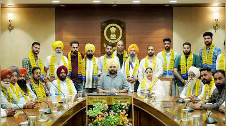 पंजाब में विपक्ष को बड़ा झटका, कांग्रेस और अकाली दल के दर्जनों नेता 'आप' में शामिल