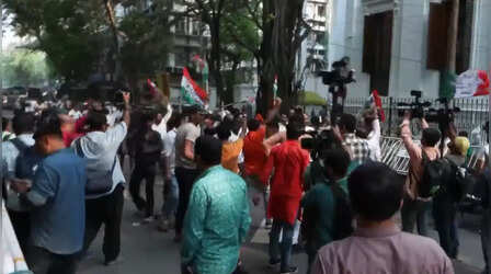 कलकत्ता में चुनाव आयोग के दफ्तर के बाहर भिड़े टीएमसी और भाजपा कार्यकर्ता; मौके पर पुलिस तैनात