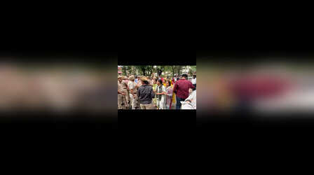 चंडीगढ़ : अवैध निर्माण के खिलाफ एक्शन से नाराज लोगों ने कर्मचारियों पर किया पथराव, पुलिस के साथ धक्का मुक्की