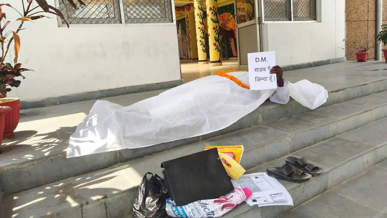 UP में जिंदा होने के सुबूत लिए ऑफिस-ऑफिस चक्कर लगा रहा एक शख्स ...