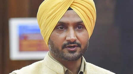 हरभजन सिंह को दोहरा झटका, घर के बाहर भारी बवाल के बीच सिक्योरिटी भी हटी, पंजाब सरकार ने वापस ली भज्जी को दी गई सुरक्षा