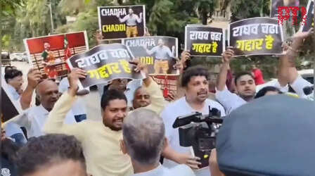 राघव चड्ढा के घर के बाहर विरोध प्रदर्शन, 7 सांसदों के इस्तीफे के बाद सड़कों पर उतरे AAP कार्यकर्ता