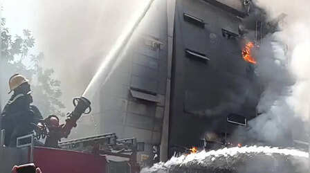 Ahmedabad Fire: शांगरीला-2 आर्केड में भीषण आग, 30 लोगों को बचाया गया, पार्किंग में कई गाड़ियां जलीं