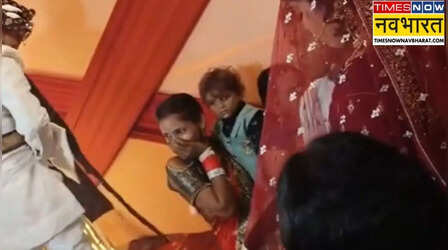 Viral Video: वरमाला के दौरान स्टेज पर जो हुआ, दूल्हे को शर्म के मारे छुपाना पड़ा मुंह