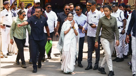 दिखने लगा असर...आंशिक रूप से हटाए गए ममता बनर्जी के आवास के बाहर लगे बैरिकेड