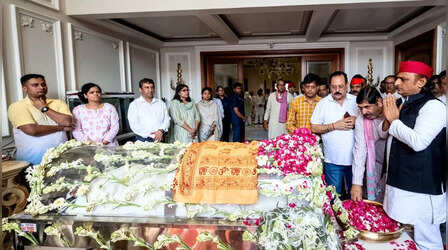नम आंखों से प्रतीक यादव को अंतिम विदाई: ससुर ने दी मुखाग्नि, पिता का साया उठते देख बिलख पड़ीं दोनों मासूम बेटियां