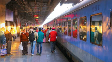 Train में ले जाना भूल गए ऑरिजनल Aadhaar Card! TTE से डरें नहीं; तुरंत करें ये काम