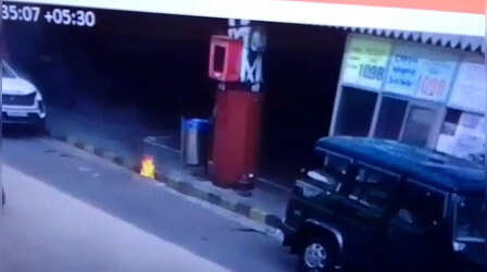 Video: एक शख्स ने ऐसा क्या फेंका जिससे पकड़ ली आग, हावड़ा स्टेशन पर बड़ी साजिश का खुलासा! घटना CCTV में कैद