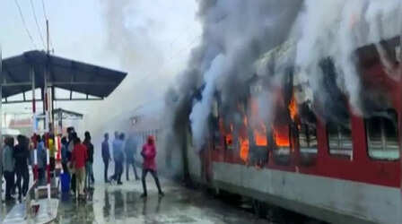 Bihar News: मधुबनी स्टेशन पर खड़ी Express ट्रेन में लगी आग, घंटों की मशक्कत के बाद पाया गया काबू
