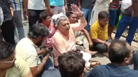 अभिषेक बनर्जी के बाद अब निशाने पर कल्याण बनर्जी, किया दवा- मेरे सिर पर मारी गई गेंद; लोगों ने चोर-चोर' के लगाए नारे