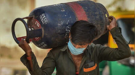 कमर्शियल LPG सिलेंडर हुआ महंगा, कारोबारियों की जेब पर बढ़ा बोझ; जानें अपने शहर का रेट