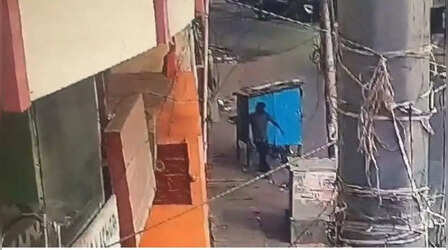 Prayagraj Murder Case: 4 लाशें, बंद मकान, पूरी रात बेखौफ होकर सबूत मिटाता रहा आरोपी, Video