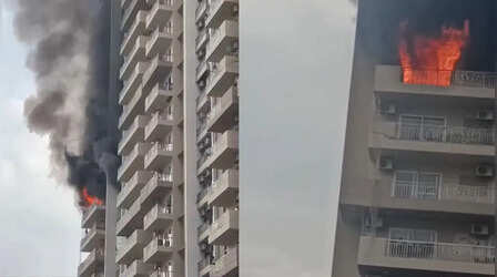 नोएडा की IVY काउंटी सोसाइटी में भीषण आग, 12वें फ्लोर पर धू-धू कर जला फ्लैट; मशक्कत के बाद बुझाई गईं लपटें