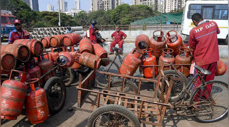 आधी रात को सरकार ने बढ़ाए घरेलू LPG सिलेंडर के दाम, जानें 14.2 किलो वाला सिलेंडर अब कितना हुआ महंगा