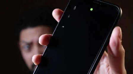 स्मार्टफोन की स्क्रीन में दिख रही है Green Light तो हो जाएं सावधान! तुरंत करें ये काम