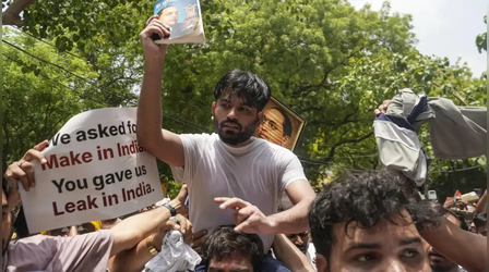 हैदराबाद में कॉकरोच जनता पार्टी का प्रदर्शन, धर्मेंद्र प्रधान के इस्तीफे की मांग, सोनम वांगचुक भी मौजूद