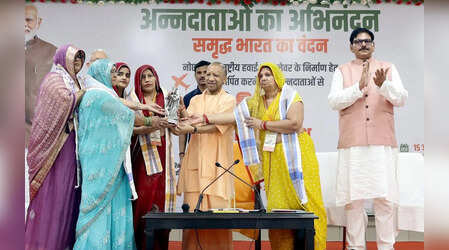 Jewar Airport First Flight: अपने गांव से पहली बार हवाई उड़ान भर भावुक हुए किसान, सीएम योगी को कहा- धन्यवाद