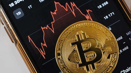 Bitcoin Crash: 50% तक टूट गया बिटकॉइन! क्या गिरते बाजार में 'Buy the Dip' का है सही मौका या क्रिप्टो से बना लें दूरी?