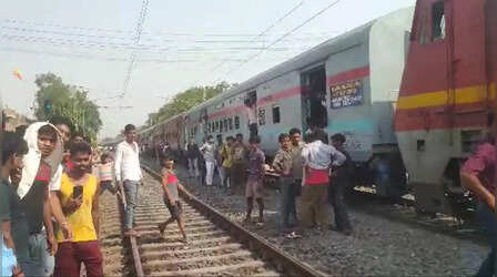 Bihar News: ट्रेन के इंजन से निकला धुआं, जान बचाने को चलती ट्रेन से कूदने लगे यात्री