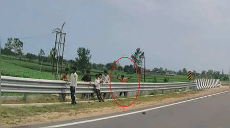 सावधान! Delhi Dehradun Expressway पर संभलकर, चलती गाड़ियों पर पत्थर मार रहे स्थानीय बच्चे