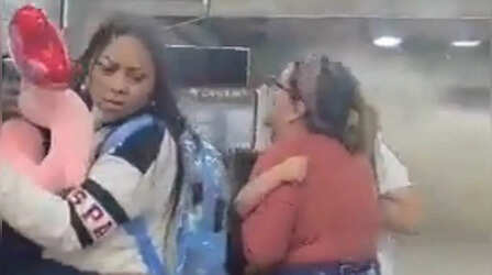 Venezuela Earthquake Video: दो भूकंप से काराकास एयरपोर्ट पर मचा कोहराम, जान बचाने को भागते दिखे लोग