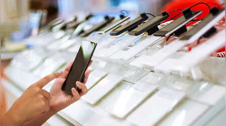 करोड़ों Android और iPhone यूजर्स के लिए बड़ी चेतावनी, ये एक फीचर बन सकता है मुसीबत