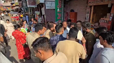 Varanasi: काशी विश्वनाथ मंदिर के गेट पर बड़ा हादसा, सुरक्षाकर्मी की बंदूक से अचानक चली गोलियां; 3 फूल वाले जख्मी, देखें CCTV फुटेज
