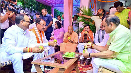 UP फतह के मिशन पर भाजपा अध्यक्ष नितिन नवीन,योगी-केशव संग हुई बैठक;आम की दावत के बीच बना 2027 का ब्लूप्रिंट