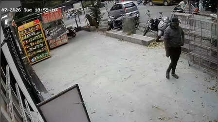 पुणे में फिर कोयता गैंग का हमला, युवक पर बीच सड़क ताबड़तोड़ वार, CCTV में कैद हुई वारदात