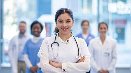 ऑन्कोलॉजिस्ट कौन होते हैं, क्या MBBS की पढ़ाई के दौरान मिलता है ब्रांच चुनने का मौका?