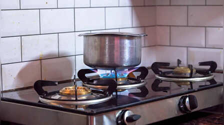 LPG Cylinder Safety: रसोई में गैस चूल्हे को सिलेंडर से ऊपर क्यों रखा जाता है? जानें बड़ी वजह