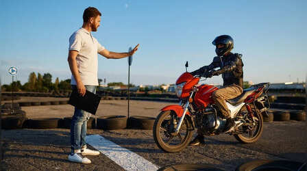 Self Start से लेकर Cruise Control तक, बाइक खरीदने से पहले जरूरी फीचर्स का काम समझें