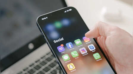 Instagram पर बड़ा आरोप! युवाओं को लती बनाने के लिए डिजाइन किया गया प्लेटफॉर्म? Meta पर शुरू हुआ मुकदमा