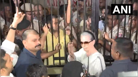 प्रियंका से मिलने सोनिया गांधी पहुंचीं मंदिर मार्ग थाने, कई सांसद हिरासत में, पीएम आवास के बाहर दे रहे थे धरना