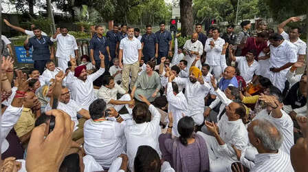 राहुल गांधी के PM आवास पर धरना-प्रदर्शन से AAP का गुस्सा क्यों भड़का, कही 'मिलीभगत' की बात