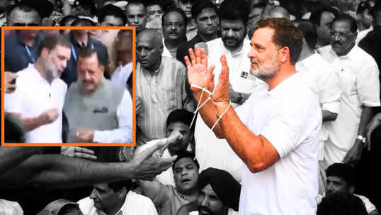 पीएम आवास के बाहर धरना-प्रदर्शन करते राहुल गांधी से मंत्री जितेंद्र सिंह ने की मुलाकात