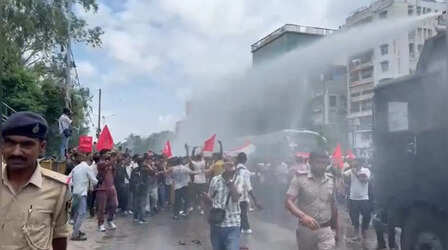 पेपर लीक पर पटना में बवाल! राजभवन की तरफ बढ़ रहे छात्रों को पुलिस ने रोका, पथराव होने पर दागे आंसू गैस के गोले