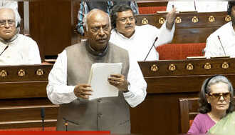 Anti Paper Leak Bill: खरगे के 'मनुस्मृति' वाले बयान पर राज्यसभा में हंगामा, सरकार ने कहा- ओरिजिनल टेक्स्ट करें ऑथेंटिकेट