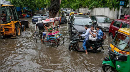 Gujarat Flood: वलसाड में औरंगा नदी पुल पर फंसे 3 लोगों को फायर ब्रिगेड ने सुरक्षित निकाला; भारी बारिश के बीच 94% सड़कें बहाल