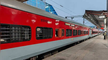 यात्रीगण कृपया ध्यान दें! स्टेशन पर सुनाई देने वाली ये आवाज किसकी?