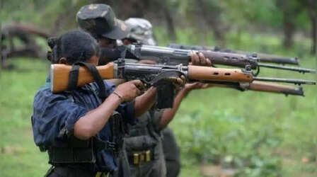 झारखंड: Rs 22 लाख के तीन इनामी नक्सली गिरफ्तार, AK-47 समेत हथियार बरामद