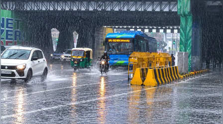 Delhi Weather: दिल्ली-NCR में सुबह से झमाझम बारिश, कई इलाकों में ऑरेंज अलर्ट; ऑफिस-स्कूल जाने वालों की बढ़ी आफत